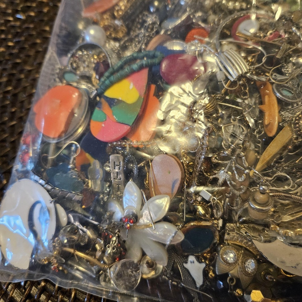 2 lbs Junk Jewelry Mystery Lot: Single Earrings Jewelry Pieces for Crafting/wear - Picture 13 of 15